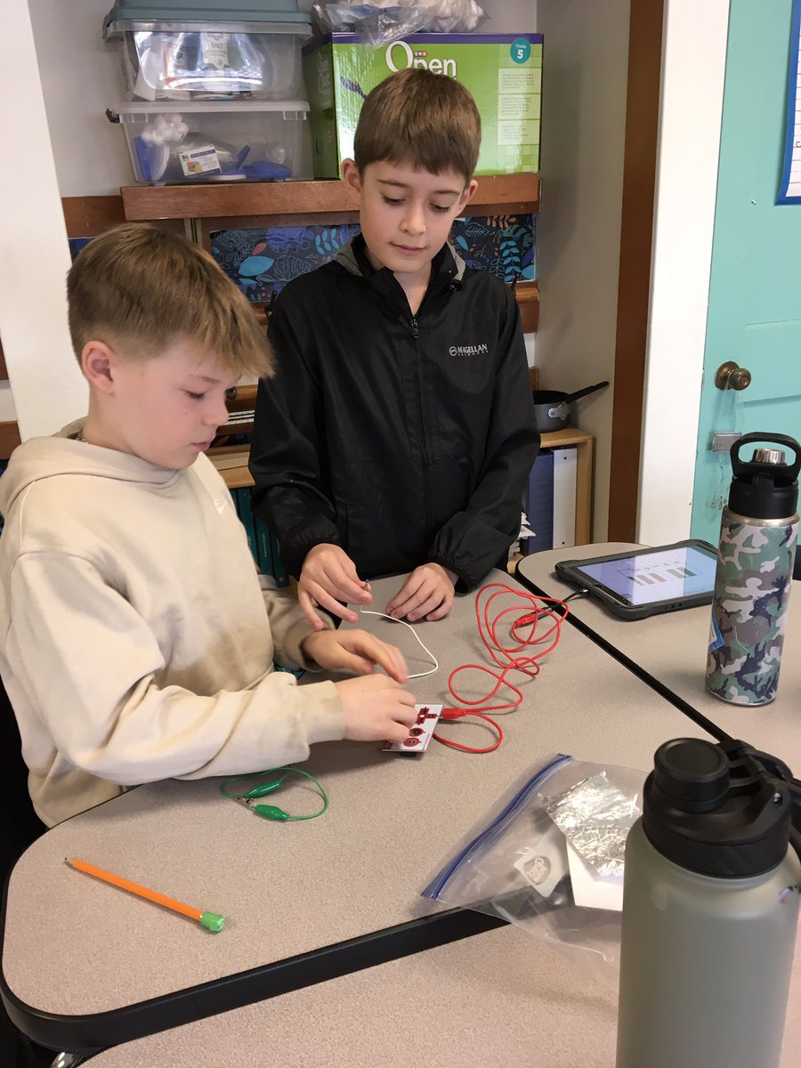 JenCosbyBES's tweet image. Pianos & Oranges makes for a curious learning experience. Thank you Mr. Mock for educating our students on conductors, insulators, & electricity using Makey Make. “This is soooo cool!” Stellar lesson! Everyone is a Science person, #ChangeTheStory
@MrMeiller