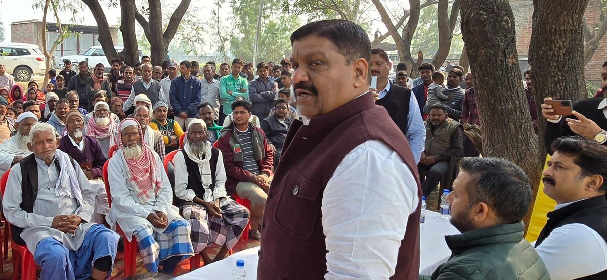 SinghArvindGope's tweet photo. मिल्कीपुर उपचुनाव 
सपा का साथ, जनता का विश्वास ।
अयोध्या 29 जनवरी मिल्कीपुर विधानसभा उपचुनाव मे पार्टी प्रत्याशी अजीत प्रसाद जी के समर्थन में ग्राम सभाग्राम डिली सरैंया, उस्मानपुर लाला पुरवा, इब्राहिमाबाद, कोटडींह, माझगांव सहित विभिन्न गांवों में आयोजित ग्राम चौपालों में पूर्व विधायक रामगोपाल रावत जी, प्रदेश सचिव चौधरी शहर यार जी, वरिष्ठ सपा नेता पूर्व जिला अध्यक्ष युवजन सभा अनूप सिंह जी, पूर्व अध्यक्ष डॉक्टर कुलदीप सिंह जी, वरिष्ठ सपा नेता मेराज प्रधान जी के साथ पहुंचकर पार्टी प्रत्याशी अजीत प्रसाद जी को वोट और समर्थन देने का निवेदन करते हुए राष्ट्रीय अध्यक्ष अखिलेश यादव जी के मुख्यमंत्री रहते हुए किसानों नौजवानों महिलाओं छात्र-छात्राओं सहित पूरे प्रदेश वासियों की भलाई और विकास के लिए किए गए कार्यों को ग्राम वासियों के बीच विस्तार से रखते हुए पार्टी प्रत्याशी को भारी बहुमत से विजय दिलाने की अपील कर क्षेत्र के प्रबुद्धजनों एवं विभिन्न संस्थाओं के प्रमुखों से भेंट कर अजीत प्रसाद जी को समर्थन करने का निवेदन करते हुए समाजवादी पार्टी को वोट देने का आग्रह किया।