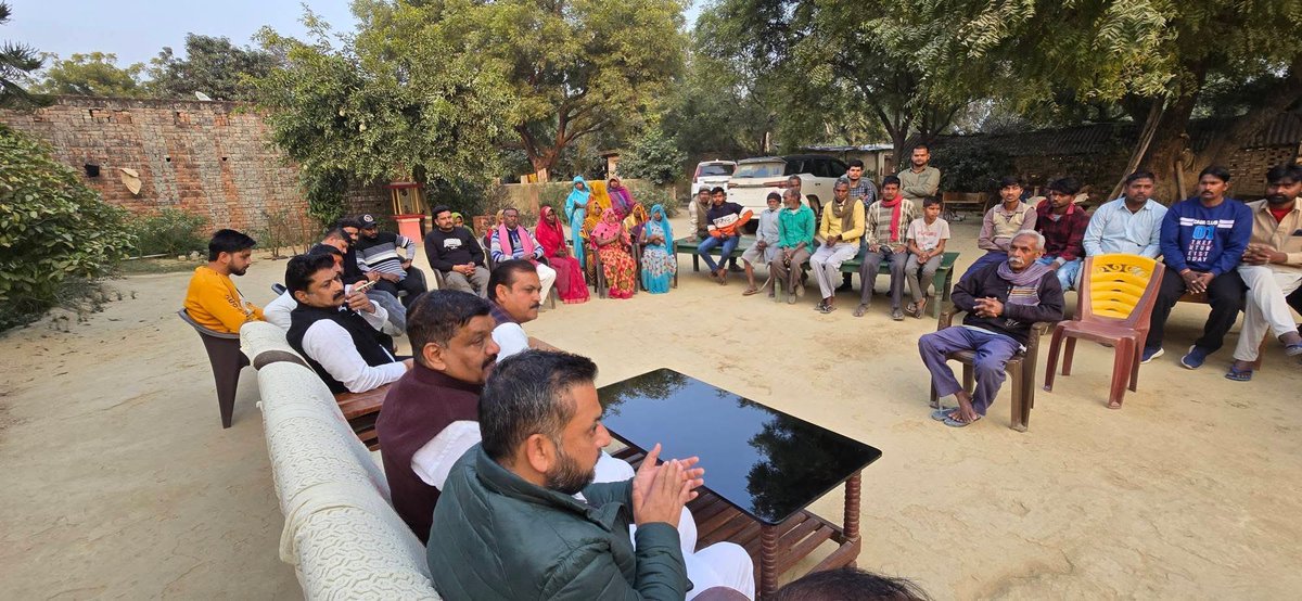 SinghArvindGope's tweet photo. मिल्कीपुर उपचुनाव 
सपा का साथ, जनता का विश्वास ।
अयोध्या 29 जनवरी मिल्कीपुर विधानसभा उपचुनाव मे पार्टी प्रत्याशी अजीत प्रसाद जी के समर्थन में ग्राम सभाग्राम डिली सरैंया, उस्मानपुर लाला पुरवा, इब्राहिमाबाद, कोटडींह, माझगांव सहित विभिन्न गांवों में आयोजित ग्राम चौपालों में पूर्व विधायक रामगोपाल रावत जी, प्रदेश सचिव चौधरी शहर यार जी, वरिष्ठ सपा नेता पूर्व जिला अध्यक्ष युवजन सभा अनूप सिंह जी, पूर्व अध्यक्ष डॉक्टर कुलदीप सिंह जी, वरिष्ठ सपा नेता मेराज प्रधान जी के साथ पहुंचकर पार्टी प्रत्याशी अजीत प्रसाद जी को वोट और समर्थन देने का निवेदन करते हुए राष्ट्रीय अध्यक्ष अखिलेश यादव जी के मुख्यमंत्री रहते हुए किसानों नौजवानों महिलाओं छात्र-छात्राओं सहित पूरे प्रदेश वासियों की भलाई और विकास के लिए किए गए कार्यों को ग्राम वासियों के बीच विस्तार से रखते हुए पार्टी प्रत्याशी को भारी बहुमत से विजय दिलाने की अपील कर क्षेत्र के प्रबुद्धजनों एवं विभिन्न संस्थाओं के प्रमुखों से भेंट कर अजीत प्रसाद जी को समर्थन करने का निवेदन करते हुए समाजवादी पार्टी को वोट देने का आग्रह किया।