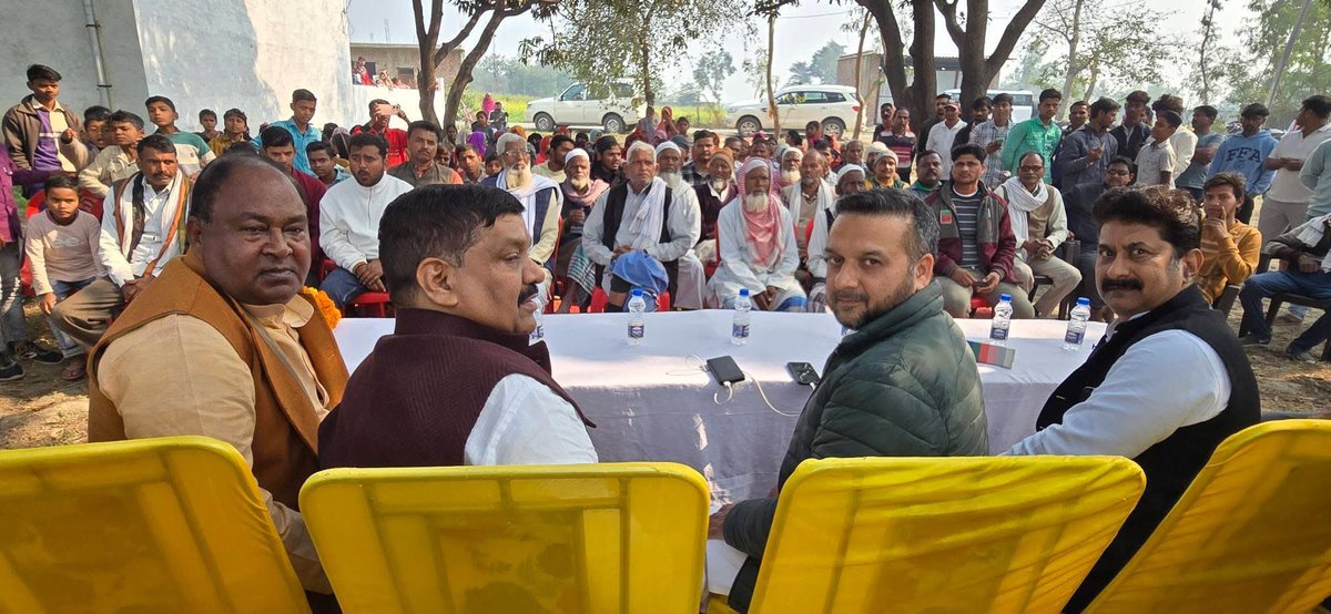 SinghArvindGope's tweet photo. मिल्कीपुर उपचुनाव 
सपा का साथ, जनता का विश्वास ।
अयोध्या 29 जनवरी मिल्कीपुर विधानसभा उपचुनाव मे पार्टी प्रत्याशी अजीत प्रसाद जी के समर्थन में ग्राम सभाग्राम डिली सरैंया, उस्मानपुर लाला पुरवा, इब्राहिमाबाद, कोटडींह, माझगांव सहित विभिन्न गांवों में आयोजित ग्राम चौपालों में पूर्व विधायक रामगोपाल रावत जी, प्रदेश सचिव चौधरी शहर यार जी, वरिष्ठ सपा नेता पूर्व जिला अध्यक्ष युवजन सभा अनूप सिंह जी, पूर्व अध्यक्ष डॉक्टर कुलदीप सिंह जी, वरिष्ठ सपा नेता मेराज प्रधान जी के साथ पहुंचकर पार्टी प्रत्याशी अजीत प्रसाद जी को वोट और समर्थन देने का निवेदन करते हुए राष्ट्रीय अध्यक्ष अखिलेश यादव जी के मुख्यमंत्री रहते हुए किसानों नौजवानों महिलाओं छात्र-छात्राओं सहित पूरे प्रदेश वासियों की भलाई और विकास के लिए किए गए कार्यों को ग्राम वासियों के बीच विस्तार से रखते हुए पार्टी प्रत्याशी को भारी बहुमत से विजय दिलाने की अपील कर क्षेत्र के प्रबुद्धजनों एवं विभिन्न संस्थाओं के प्रमुखों से भेंट कर अजीत प्रसाद जी को समर्थन करने का निवेदन करते हुए समाजवादी पार्टी को वोट देने का आग्रह किया।
