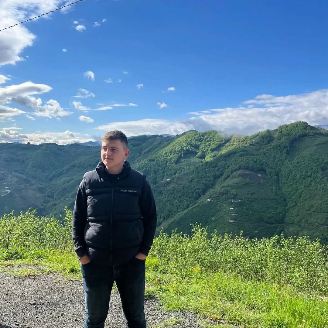 isigmeclisi's tweet photo. Burhan Özdağ..
18 yaşında..
İstanbul Silivri'de Royel Yapı tarafından yapılan Büyük Kültür Sitesi inşaatında 5.kattan kafasına kalas düşmesi sonucu hayatını kaybetti..
Samsun Ayvacık Gürçam Mahallesinden..
v/Silivri'nin Sesi https://t.co/YGlmMWctb5