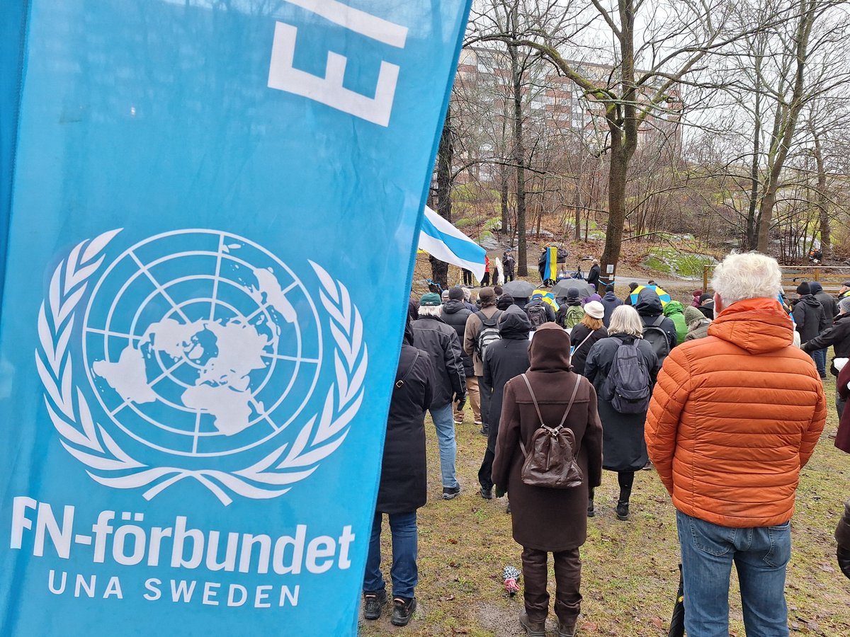 Svenska FN-förbundet (@fnforbundet) on Twitter photo Upprepade krav på ekonomiskt och militärt stöd till #Ukraina vid dagens manifestation mot Rysslands krig - och nyttig påminnelse av överste <a href="/BoHugemark/">Bo Hugemark</a> om vikten av rättsprocesser mot förbrytarna. #svpolitik Upprepade krav på ekonomiskt och militärt stöd till #Ukraina vid dagens manifestation mot Rysslands krig - och nyttig påminnelse av överste <a href="/BoHugemark/">Bo Hugemark</a> om vikten av rättsprocesser mot förbrytarna. #svpolitik