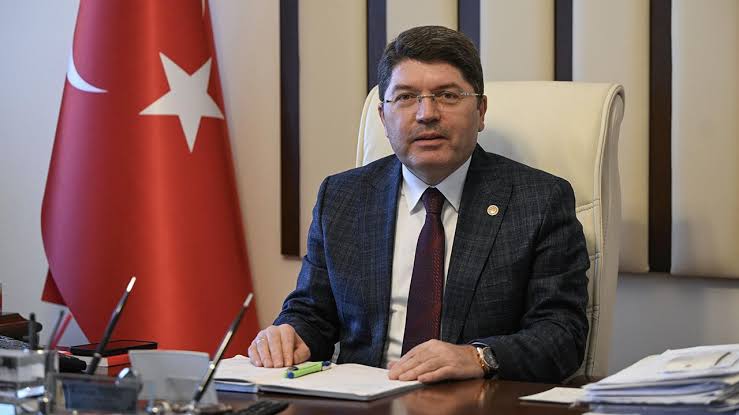 Haber's tweet photo. SON DAKİKA | Ekrem İmamoğlu'ndan Adalet Bakanı Yılmaz Tunç'a: "Sakın tweet atma buna cevap ver.

Tekrar soruyorum. Sayın Bakan İstanbul'da sözün geçiyor mu geçmiyor mu? 

İstanbul'a dair içinde olduğun ve sürecini yürüttüğün adalet mekanizması içerisinde bu kadar yolsuzluğu deşifre edilmiş, bu kadar verdiği raporların yanlış olduğu başka bilirkişiler tarafından netleşmiş, sahtecilik yaparak evrakta iki kişinin imzasının olmadığı, kendi imzasıyla hukuka, kanuna uygun olmayan bir biçimde bir bilirkişi raporunu vermiş bu kişi hakkında ve bu bilirkişinin raporunu kendine dayanak alan savcı hakkında, o kararı veren hakim hakkında harekete geçecek misin geçmeyecek misin? 

İstanbul'da sözün geçiyor mu geçmiyor mu? Sakın öyle bağımsız yargı diye tweet atma, uzun süre elini oraya değdirme. 

Buna cevap ver. İstanbul'da sözün geçiyor mu geçmiyor mu?

Başsavcı burada. Sözün geçiyor mu geçmiyor mu nokta. Buna cevap versin."
