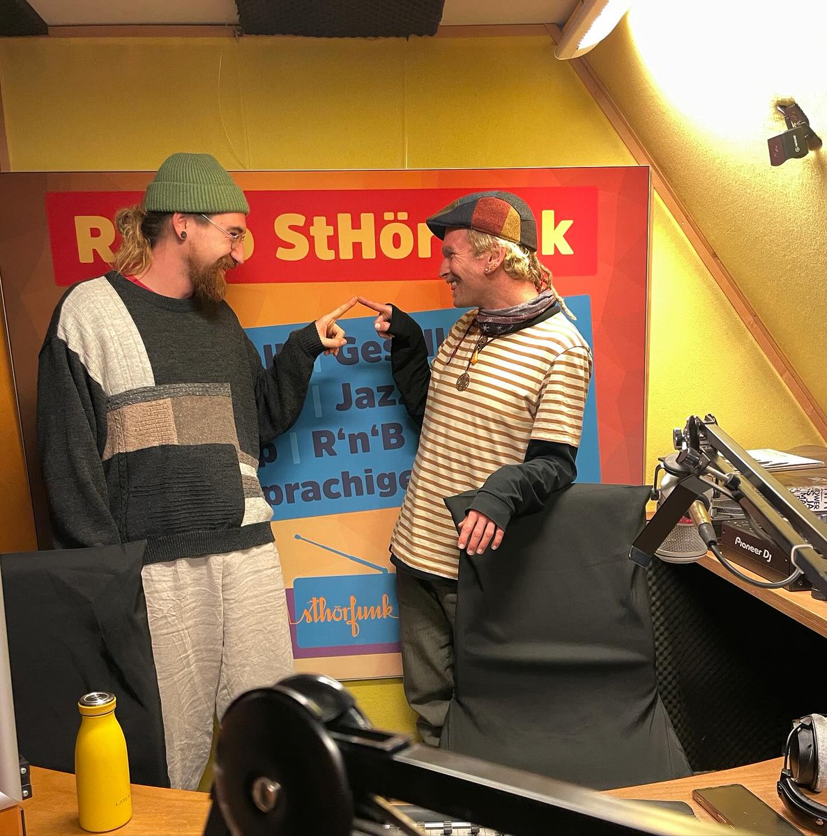 Der StHörfleck in dieser Woche: 

Erik &amp; Sascha, heute zwar nicht mit ihren HipHop-Wurzeln, dafür mit Liedern die gute Laune machen, mit denen man den grauen Tagen entfliehen kann.

Jetzt nachhören: 🔊 sthoerfunk.de/mediathek-play…

#freiesradio #schwäbischhall #crailsheim #hohenlohe