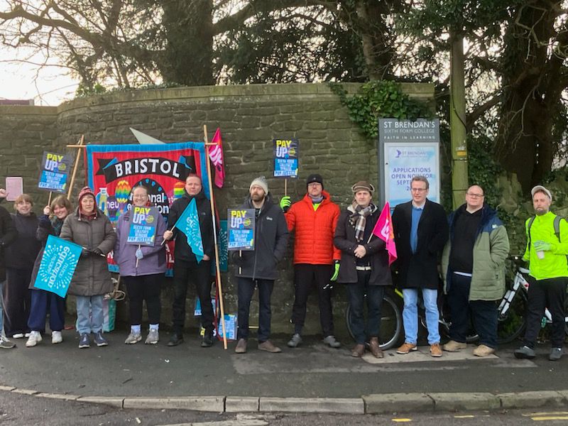 ✊🏼 Fighting spirit at St Brendan’s Sixth Form College won’t be dampened! Striking picketers demand pay equity with school and academy teachers. We’re also proud our rep Bev will be speaking at the national rally in London today! Go Bev!