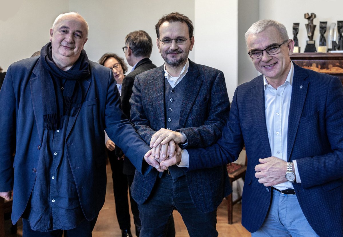 W piątek 23. 01. odbyło się  spotkanie robocze, inicjujące działania w nowym  projekcie wystawienniczym 𝗚𝗼𝘁𝘆𝗸 𝘄 𝗣𝗼𝗹𝘀𝗰𝗲.
Współrealizują  go muzea narodowe we Wrocławiu i  Poznaniu oraz ZK na Wawelu. W  2026 r. planowane są trzy wielkie wystawy sztuki średniowiecznej!