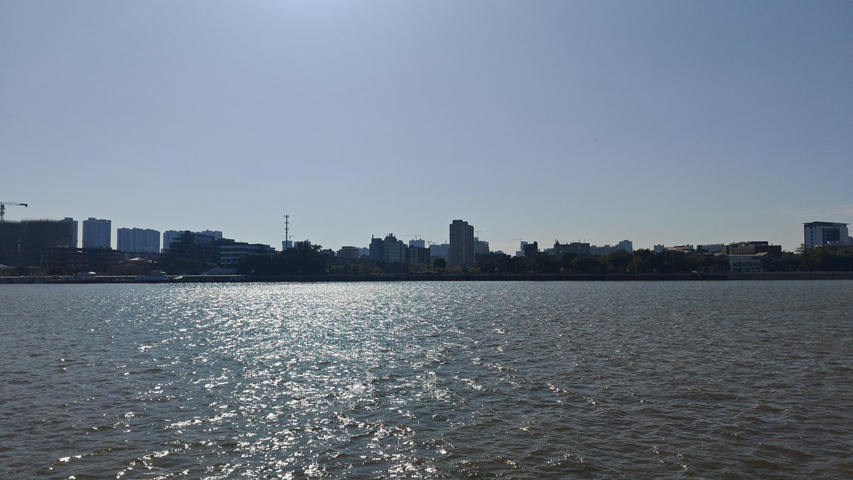 在房间厕所里，听着外面巨大的烟花响声。想静静有点难。