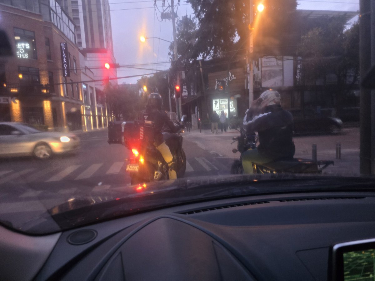 Duglio_'s tweet photo. No importa que la moto sea grande o pequeña, cara o barata, lo imbecil ya lo traen. https://t.co/r5L4A9FFsh