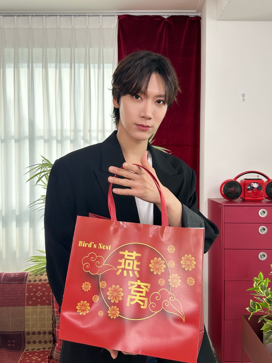 WayV_official's tweet photo. Had a great time spending New Year's with Jennifer’s family. Can’t wait to come again!🎁✨
第一次和Jennifer的家人们一起过新年真的很开心, 下次还要再来! 🎁✨

#TEN #李永钦 #텐 
#HomeWithWayV #家有威神
#AnExtraordinaryFamily #不平凡的一家人
#WayV #威神V https://t.co/FPxHlVCtgD