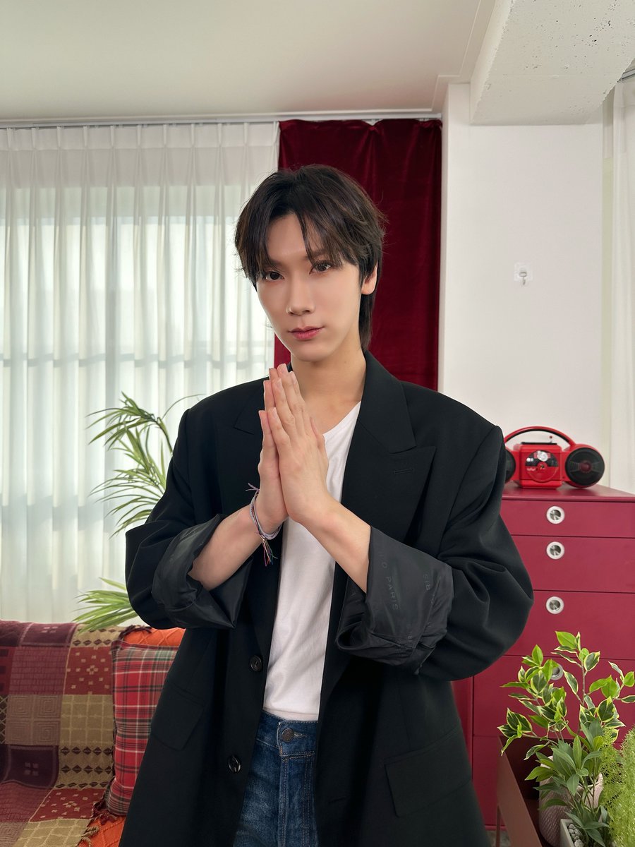 WayV_official's tweet photo. Had a great time spending New Year's with Jennifer’s family. Can’t wait to come again!🎁✨
第一次和Jennifer的家人们一起过新年真的很开心, 下次还要再来! 🎁✨

#TEN #李永钦 #텐 
#HomeWithWayV #家有威神
#AnExtraordinaryFamily #不平凡的一家人
#WayV #威神V https://t.co/FPxHlVCtgD