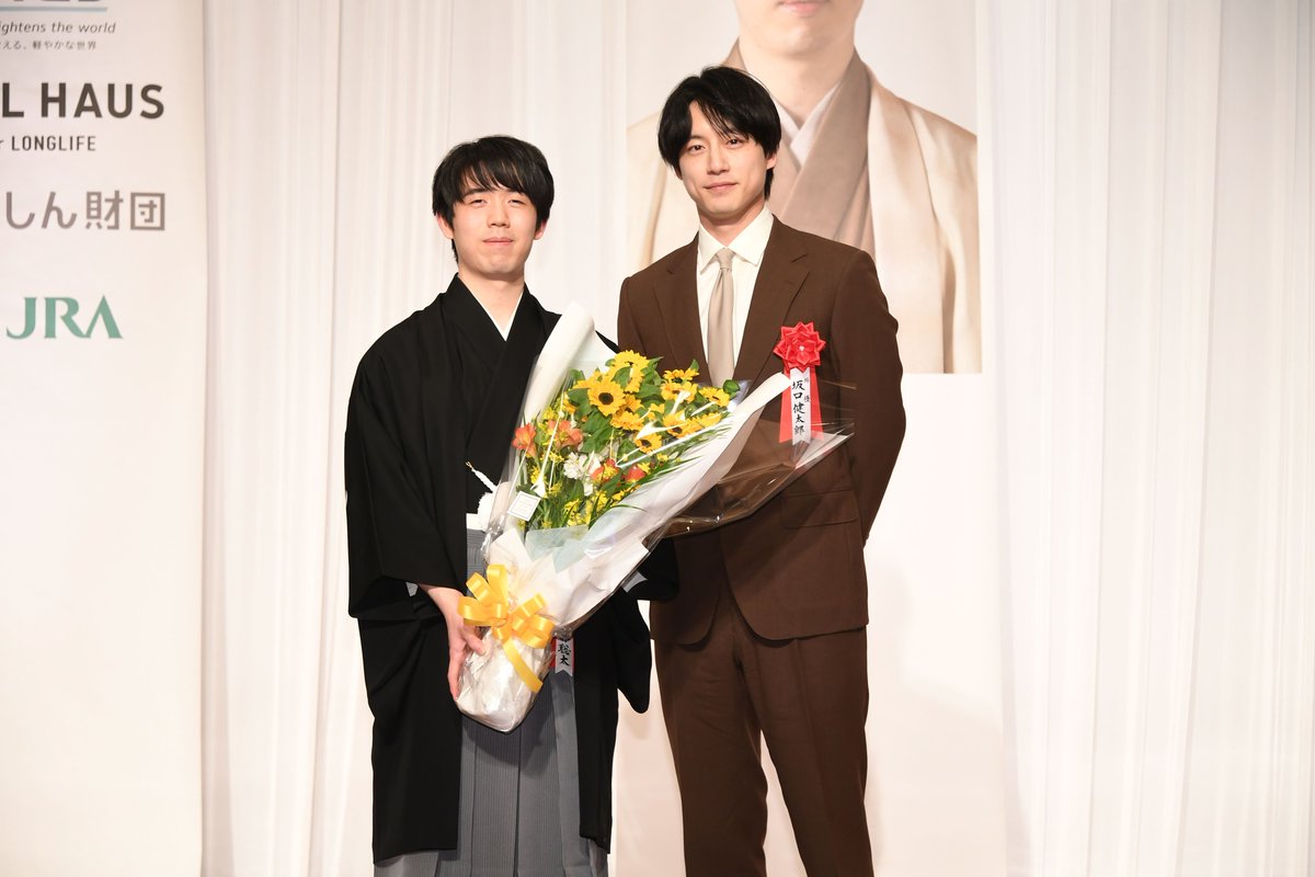 RBBTODAY's tweet image. 坂口健太郎、藤井聡太竜王に祝辞！「普段、撮影をするよりも緊張しています」
rbbtoday.com/article/2025/0…

#盤上の向日葵 #坂口健太郎 #藤井聡太
