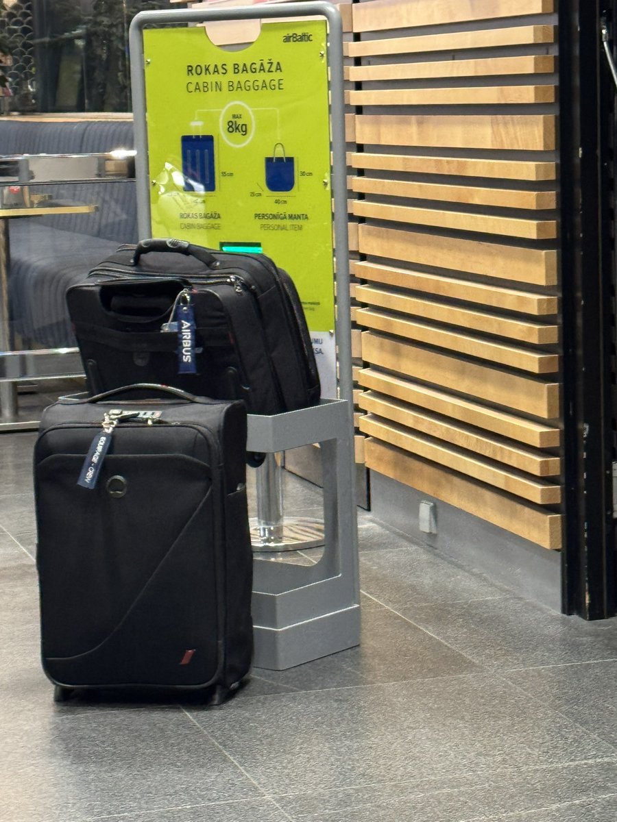 RamonaPETR's tweet image. AirBaltic, tā kā esiet uzsākuši intensīvu rokas bagāžas svēršanas kampaņu lidojumos no Rīgas, būtu tikai jauki, ka tāpat kā reklamējiet biļešu  izpārdošanu, brīdinātu pasažierus pērkot biļeti , ka katra soma tiks nosvērta pirms iekāpšanas lidmašīnā. 
Ja Jūs šo kampaņu reklamētu,…
