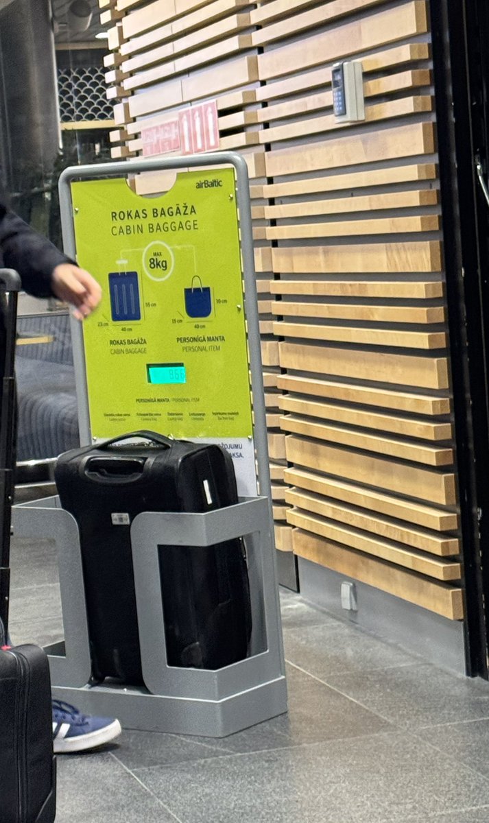 RamonaPETR's tweet image. AirBaltic, tā kā esiet uzsākuši intensīvu rokas bagāžas svēršanas kampaņu lidojumos no Rīgas, būtu tikai jauki, ka tāpat kā reklamējiet biļešu  izpārdošanu, brīdinātu pasažierus pērkot biļeti , ka katra soma tiks nosvērta pirms iekāpšanas lidmašīnā. 
Ja Jūs šo kampaņu reklamētu,…