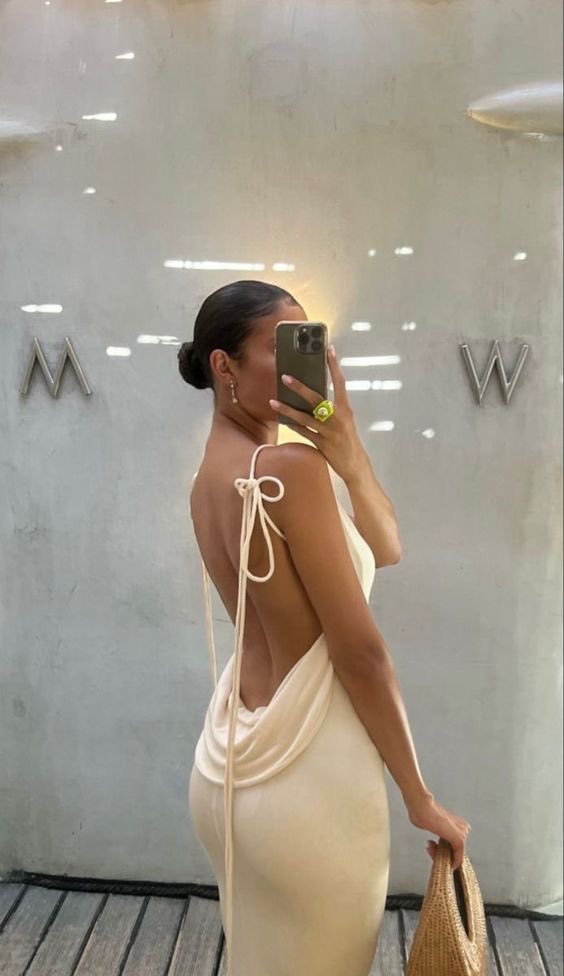 backless dresses >>>