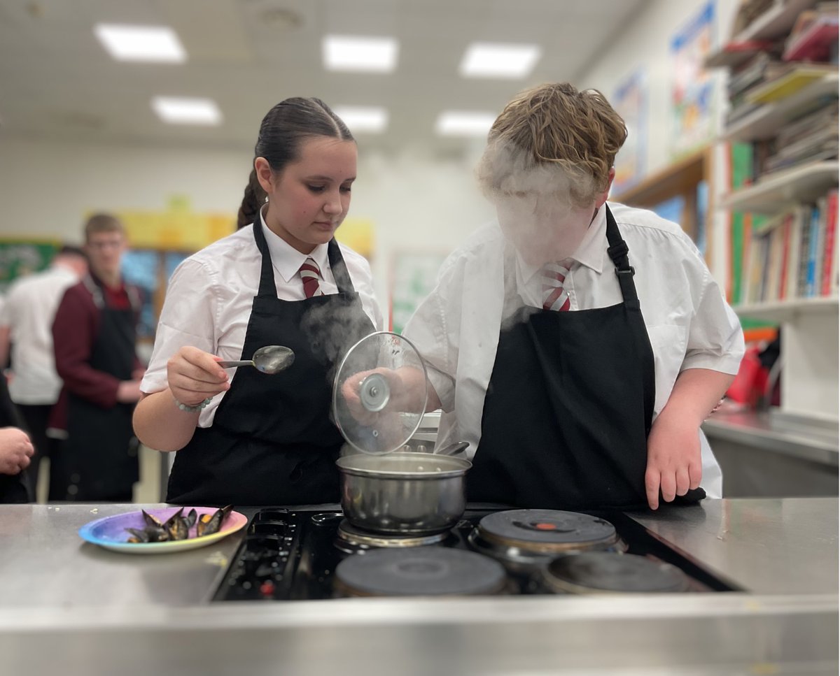 Delicious mussels 🦪 cooked in butter 🧈 and garlic 🧄 , prepared by our Year 10 students using FREE mussels! Huge thanks to Fish Heroes for providing these for our students to use.