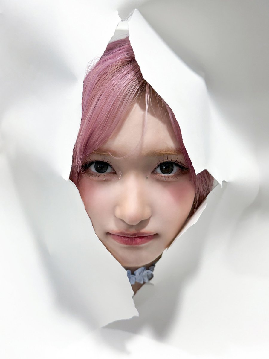unnie_hi's tweet photo. 합성이 아니라 애들을 진짜 찢어진 종이 안에 가둬두고 이걸 찍었다는 게 내 너무 웃기다꼬 https://t.co/sBPCPFm6E0