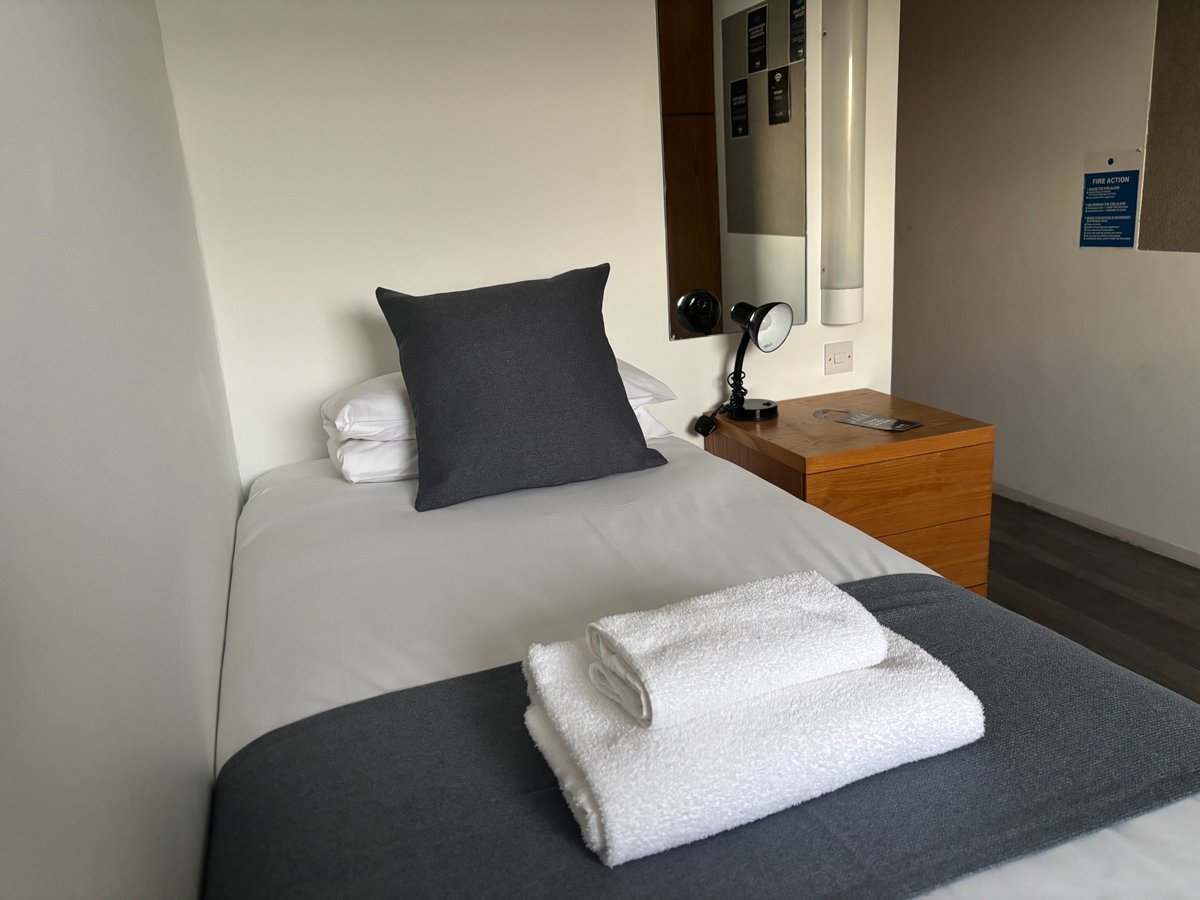 Are you graduating from <a href="/uniofeastanglia/">UEA</a> in July? 👩‍🎓👨‍🎓

Book a room with us and stay on campus for your ceremony!

Everything all in one place to make your day as easy as possible!

Book now here: direct-book.com/properties/bro…