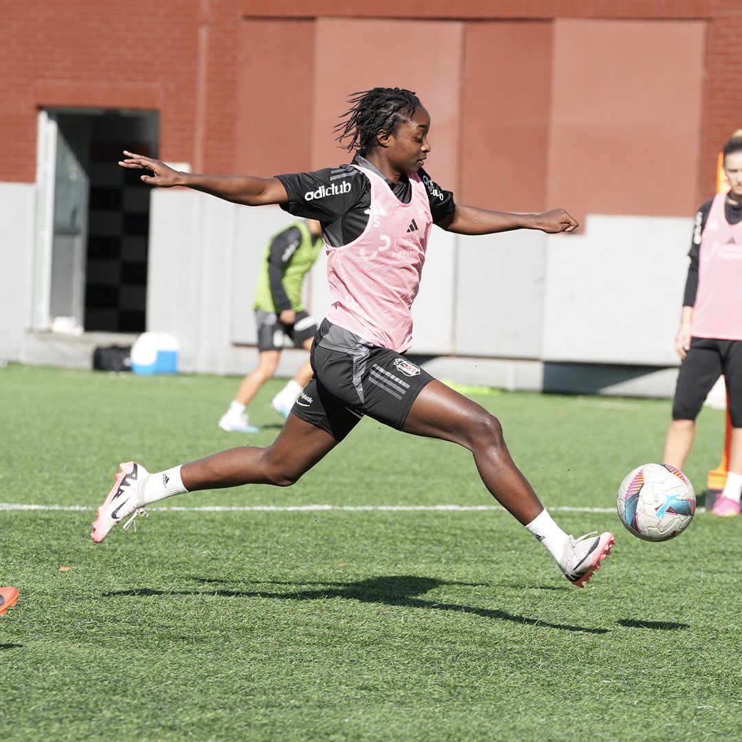 BJKKadinFutbol's tweet photo. Alg Spor maçı hazırlıklarımız devam ediyor. 💪
#ALGvBJK 🦅 https://t.co/717lEI0rTw