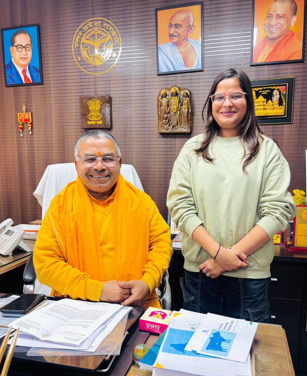 AsthaGuptaSeth's tweet photo. उत्तर प्रदेश सरकार के मंत्री श्री श्याम बिहारी गुप्त जी से लखनऊ स्थित उनके आवास पर एक आत्मीय मुलाकात हुई… 🌸🙏🏻  

@BJP4UP @UPGovt @MYogiAdityanath @AcharyaShyamJi @CMOfficeUP https://t.co/3TaqgT9J66