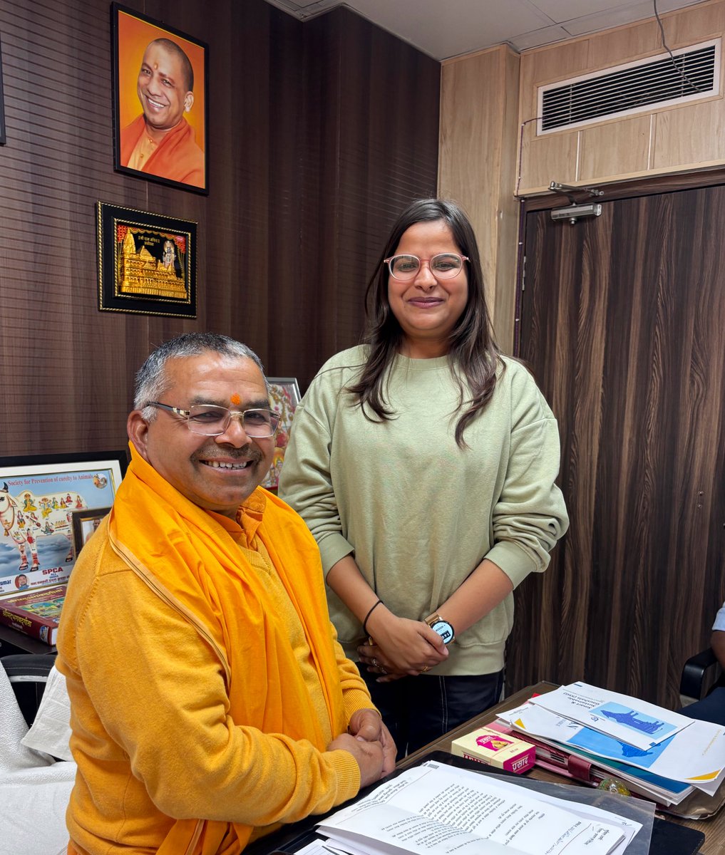 AsthaGuptaSeth's tweet photo. उत्तर प्रदेश सरकार के मंत्री श्री श्याम बिहारी गुप्त जी से लखनऊ स्थित उनके आवास पर एक आत्मीय मुलाकात हुई… 🌸🙏🏻  

@BJP4UP @UPGovt @MYogiAdityanath @AcharyaShyamJi @CMOfficeUP https://t.co/3TaqgT9J66