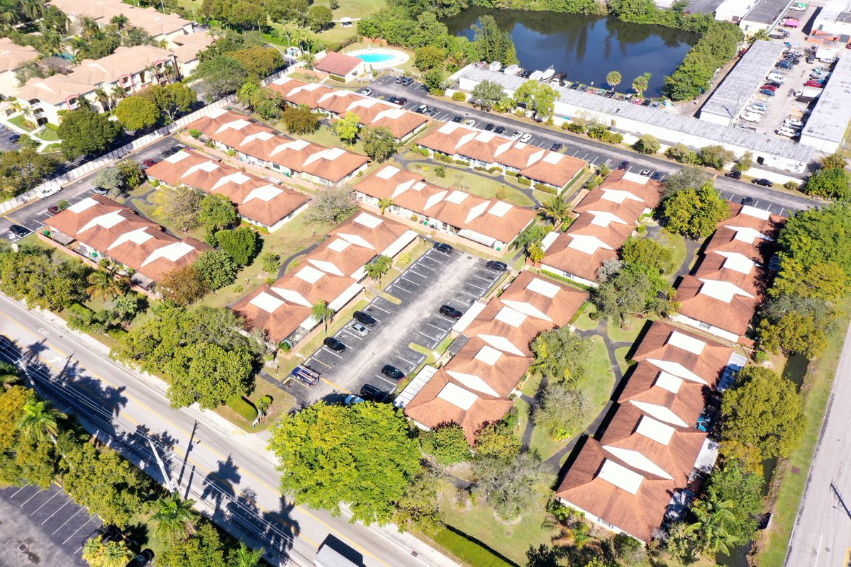 JohnstonRoofing's tweet photo. Another day, another roof restored to perfection! Keep your roof looking spotless and protected with our professional cleaning services.
#RoofCleaning #SouthFloridaRoofing #CleanRoof #CurbAppeal #RoofMaintenance #ProtectYourHome #Stonecoated https://t.co/6aB1UNqjfq