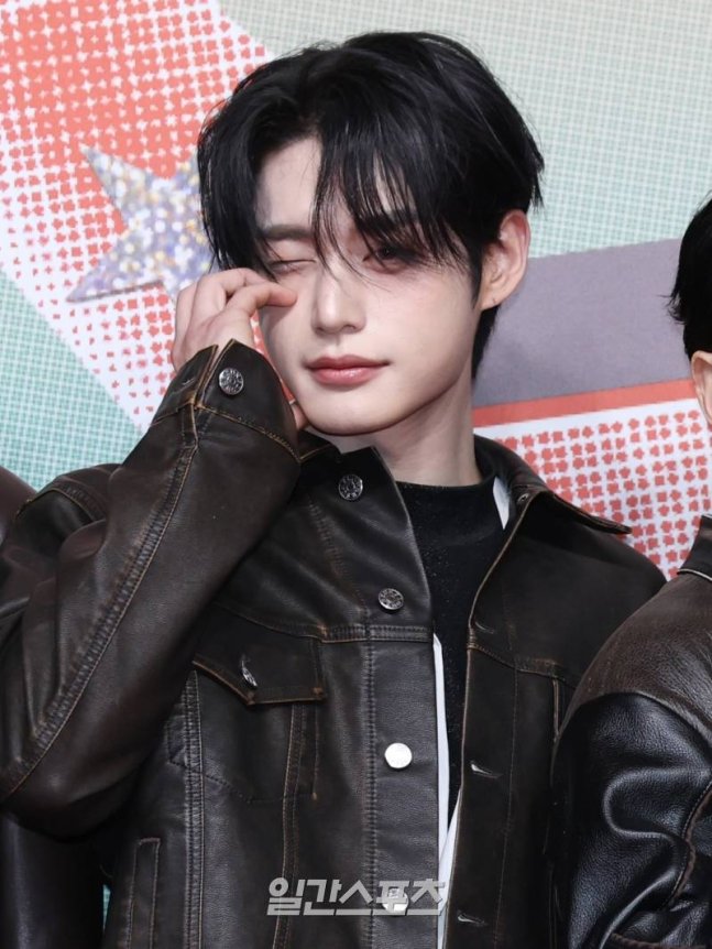 jiwoongiem's tweet photo. @THEETERNlTY “Sebenernya masih banyak yang pengen aku omongin, tapi nanti malah jadi speech sampe subuh, wkwk. Jadi yaudah, cukup segini aja. NiTy, saranghaeyong!” ia buat heart sign lagi sebelum turun panggung sambil balikin mic ke MC.

Tapi ia tahan mic nya, ettt.. tunggu dulu yeorobun! https://t.co/pUdDO1wj9G