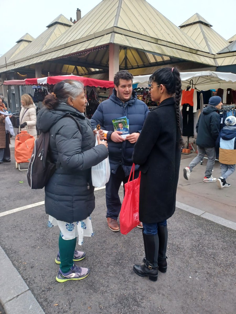 MatteoGiam's tweet photo. Ce matin, tractage au marché de Billancourt dans une ambiance conviviale et déterminée !  

À quelques jours du 1er tour, nos équipes restent mobilisées pour défendre nos idées et aller à la rencontre des Boulonnais.  

Le 2 février, votez @RNational_off ! 🇫🇷  

#circo9209 https://t.co/taIYwQJSfl