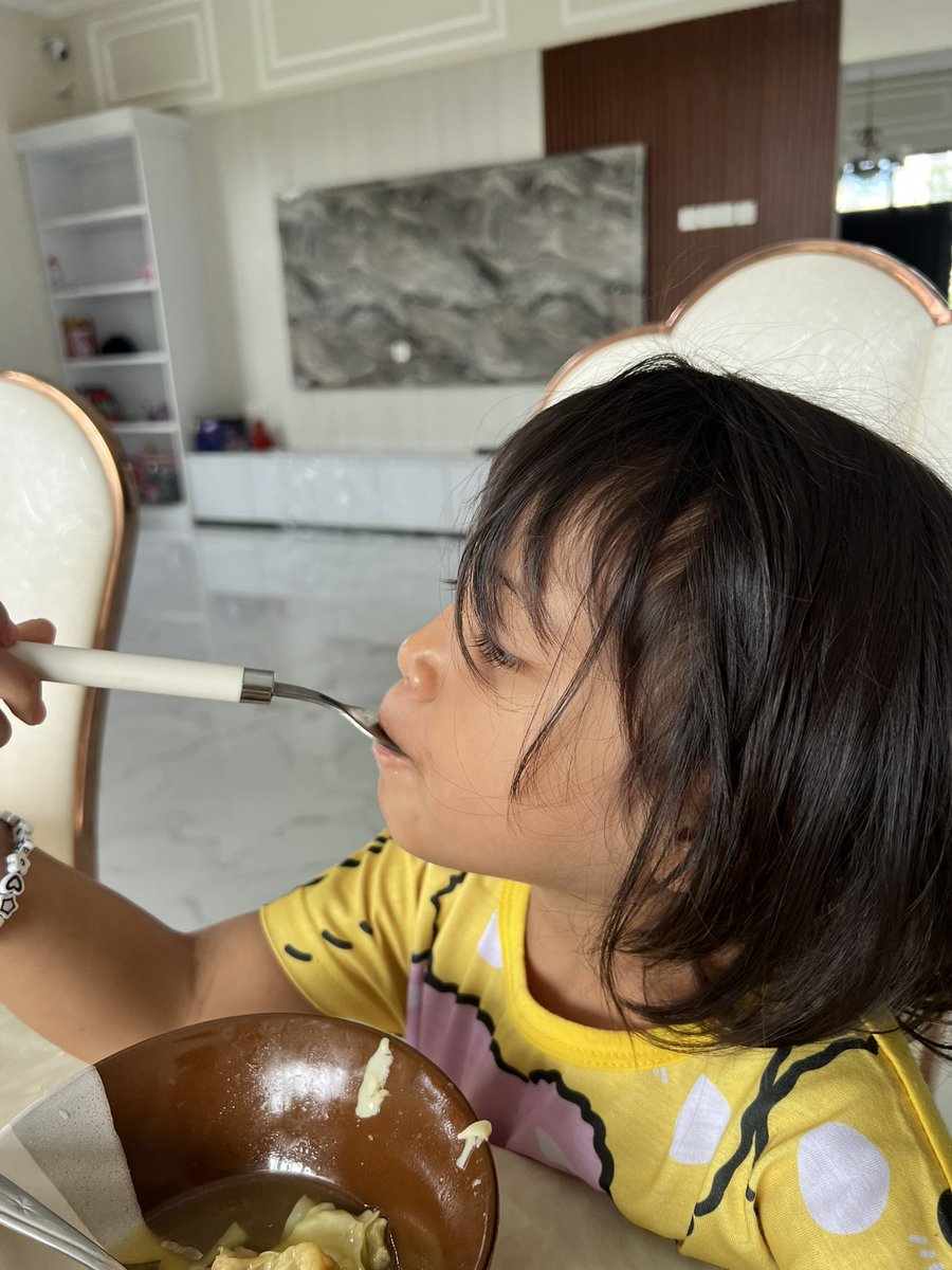 😌: Nai, mama pengen bikin Pizza
🧚🏻‍♂️: Ayok
😌: Mama siap-siap dulu ya
🧚🏻‍♂️:Tapi bikin pizza kan gede, siapa yang mau makan
😌: ((Ngakak))
🧚🏻‍♂️: Kita kan cuma berdua, emang mama mau ngabisin
😌:((Makin ngakak))
🧚🏻‍♂️: Nanti gendut loh. Gak usah aja wis
😌: (((Ngakak terus))