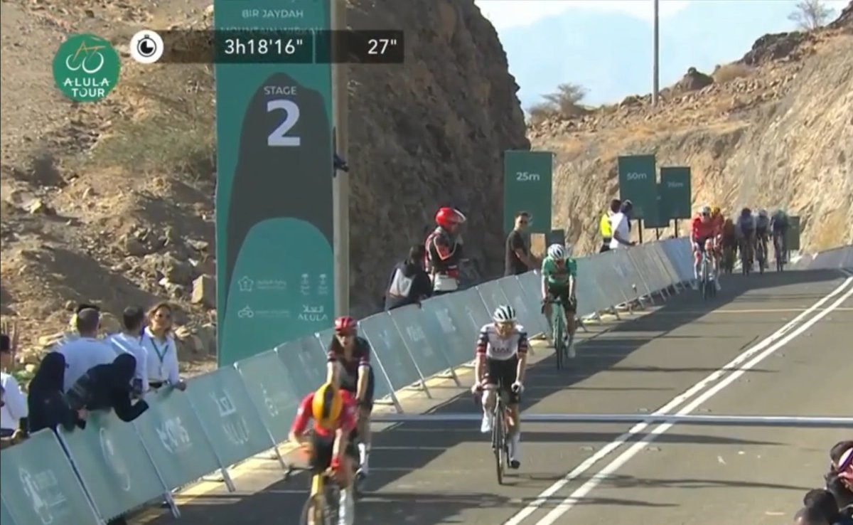 🔥 Gran subida de Hugo Aznar al muro de Bir Jaydah para terminar en el puesto 9⃣ de la 2ª etapa del #AlUlaTour 

👏 Pablo Carrascosa también lo intentó con un valiente ataque justo antes del tramo más duro