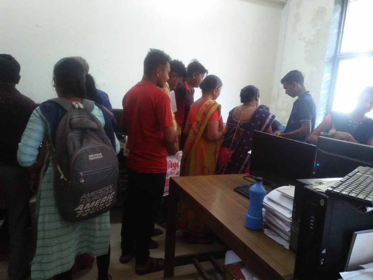 નવા ઘર સવે માટે સરકાર જોબકાર્ડ ફરજિયાત માગે પરંતુ ધરમપુરમાં તો ગોકળ ગાય જેવી કામગીરી જ્યાં કર્મચારી તો પૂરતા છે પરંતુ કમ્પ્યુટરની સંખ્યા ચાર છે જેથી જોબકાર્ડ ની એન્ટ્રી જલ્દી થઇ શકે નહિ જેના કારણે લોકો લાંબી લાઇનો સાથે કચેરીઓ માં અટવાઈ રહ્યાં છે. સરકારી તંત્ર કયારે ધ્યાન આપશે.