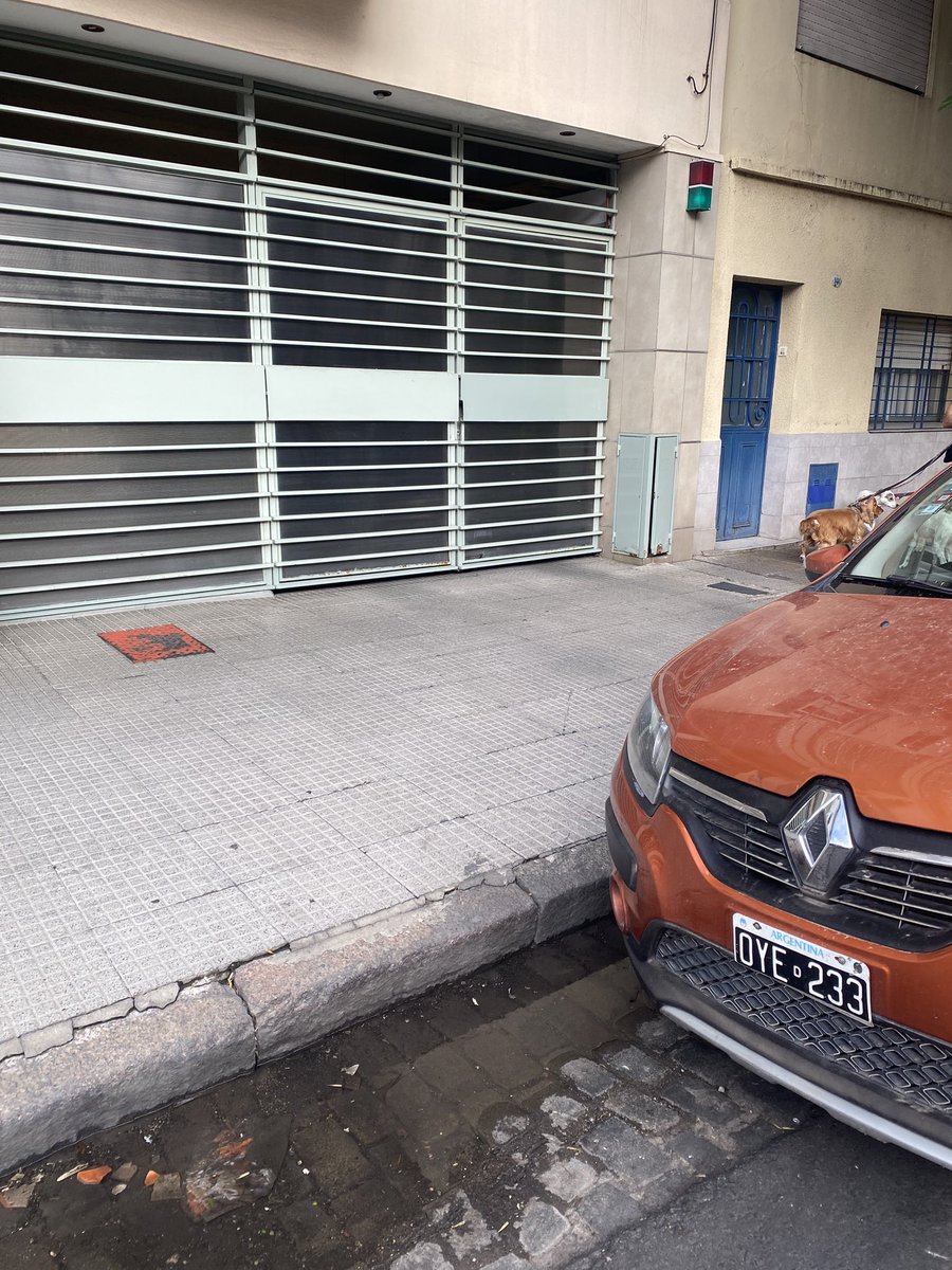 jorgebenja's tweet photo. Gainza al 900 caballito @todonoticias @lanacionmas nadie se ocupa y los vecinos no podemos sacar el auto https://t.co/gqRnB9klcn