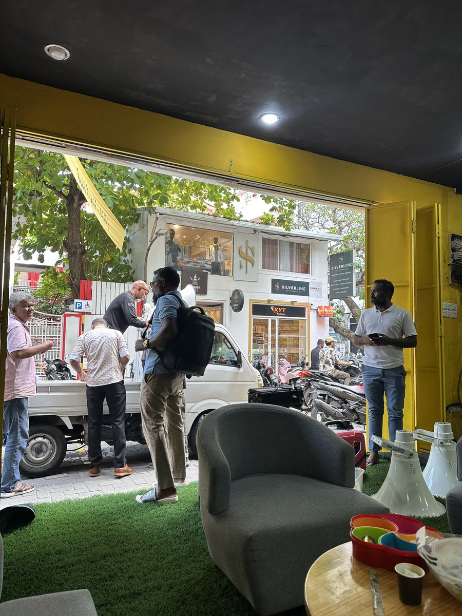 ގާނޫނަކީ ކުޅޭކުޅޭ އެއްޗަކަށް ހަދާ އަލުން ބަލުން ސަލާންޖަހަން ރައްޔިތުންނަށް މަޖުބޫރުކޮށްފި. މި ބީރު ކަނު ސަރުކާރަށް އަޑުއިއްވަން 31 ޖެނުއަރީ 20:00 އާޓިފިޝަލް ބީޗަށް ނިކުންނަވާ!

31 ޖެނުއަރީ ހިނގާލުމުގެ ތައްޔާރީތައް އެމްޑީޕި ހަރުގޭގަ ކުރިއަށްދަނީ.

#FudhijjeFundijje