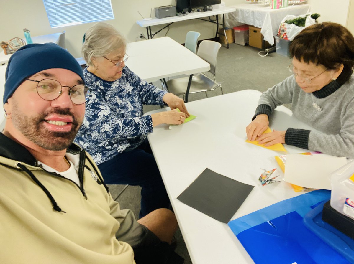 _scottclarke's tweet image. This lovely Japanese lady is in one of my classes and I asked her to do an origami demo! She was amazing and made it look soooooo easy, ….it’s not lol
#teachingartist #origamitutorial #scottclarkestudio #art #internationalart