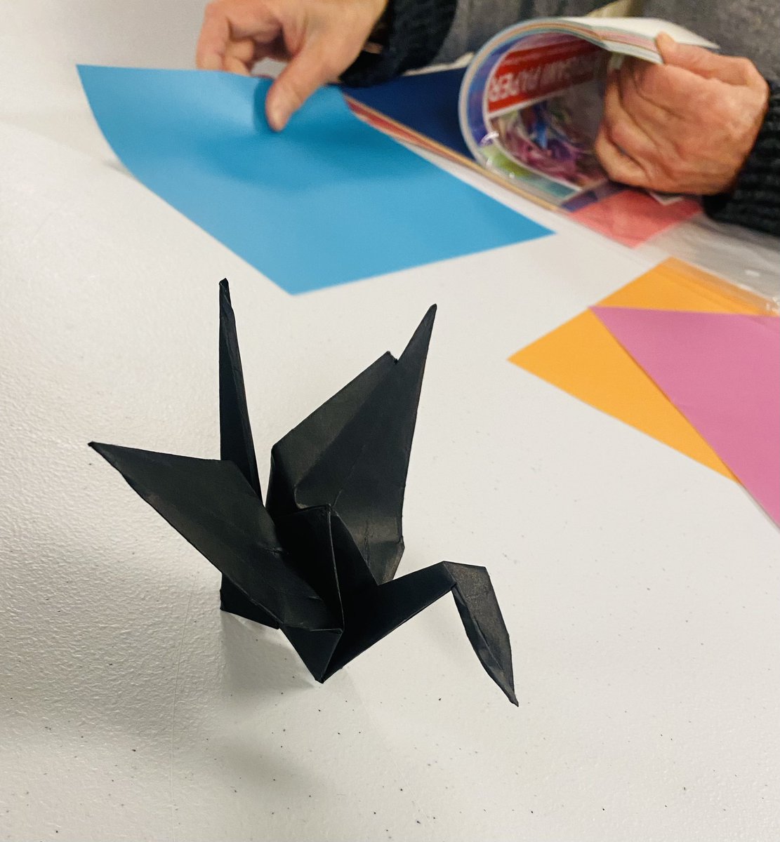 _scottclarke's tweet image. This lovely Japanese lady is in one of my classes and I asked her to do an origami demo! She was amazing and made it look soooooo easy, ….it’s not lol
#teachingartist #origamitutorial #scottclarkestudio #art #internationalart