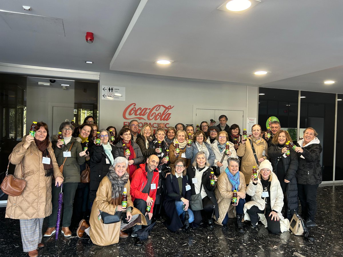 Alumnado do Programa de Formación Específica "Patrimonio Cultural" da Universidade Sénior da #Coruña visitou hoxe as instalacións da planta embotelladora de Coca-Cola Iberian Partners, da man da profa. Iria Caamaño