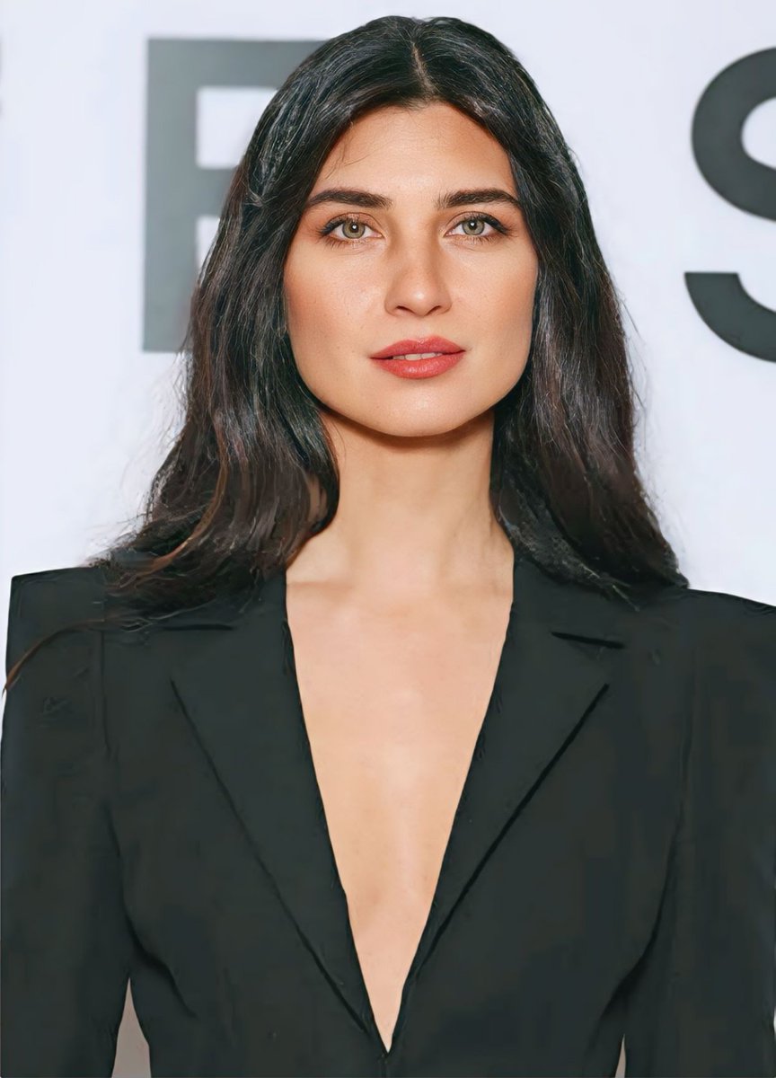 جمالها ✨️🖤.....

 #TubaBüyüküstün