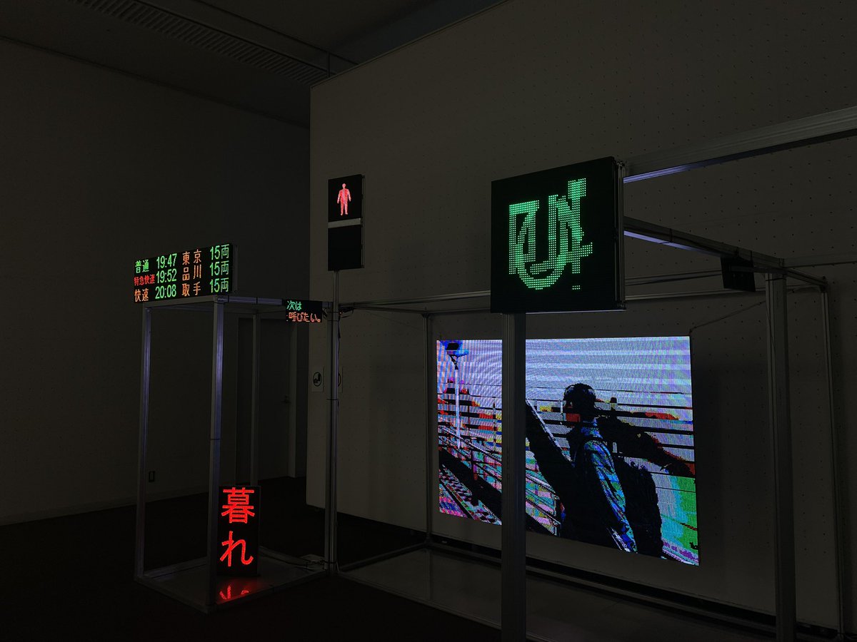 work_imaeda's tweet photo. 東京藝術大学の卒展で電光掲示板を使って作品を作ってます https://t.co/aPOrlnIBQc