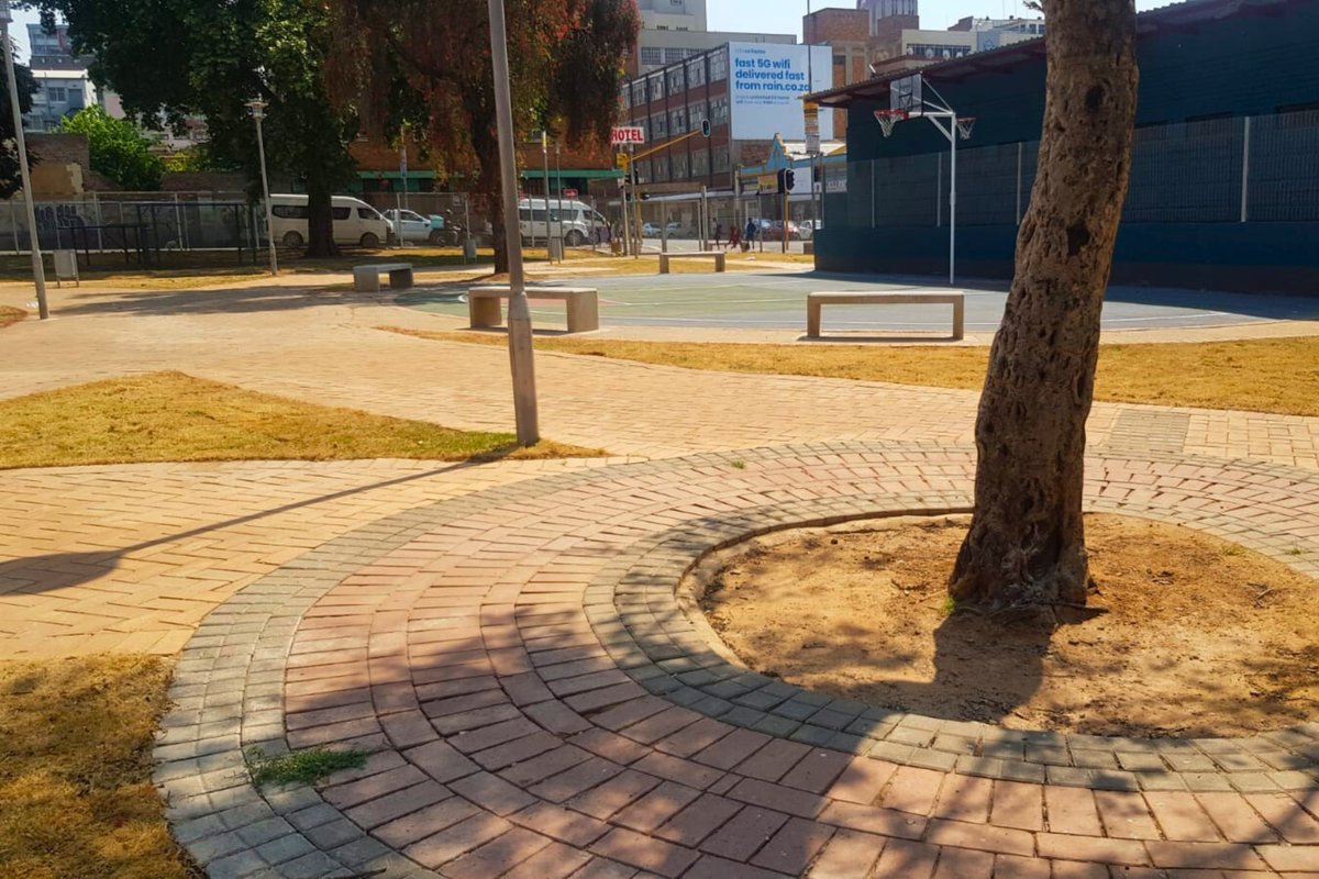 JDA_joburg's tweet image. #SpatialTransformation: As part of the Gandhi Square East Precinct urban development framework, the @jda_joburg undertook the upgrade of Portplein Park. The scope included:

✅ Repaving the existing paved area
✅ Provide border fencing 
✅ Provide applicable street furniture as…