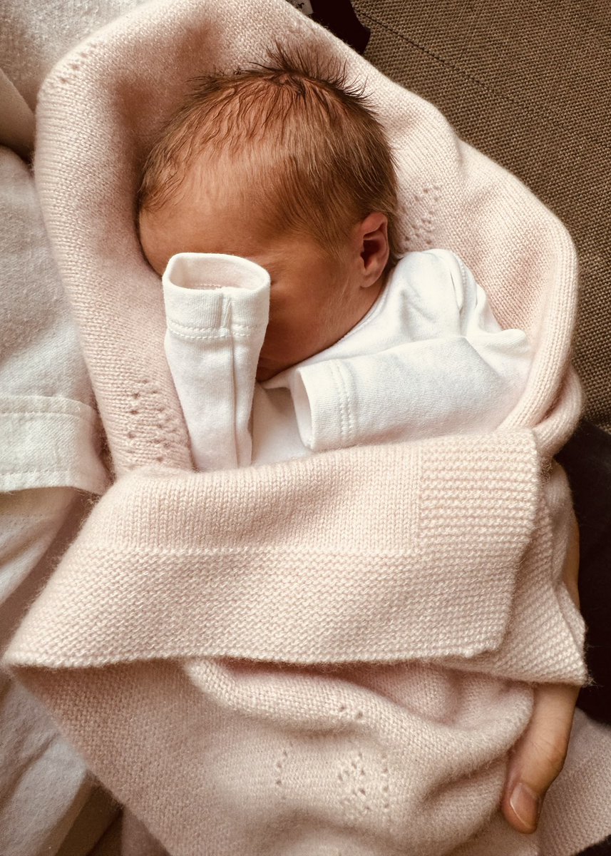🍼🎉 Her Royal Highness Princess Beatrice and Mr Edoardo Mapelli Mozzi are delighted to announce the safe arrival of their daughter, Athena Elizabeth Rose Mapelli Mozzi, born on Wednesday, 22nd January, at 12:57pm. 

The baby was born weighing 4 pounds and 5 ounces.

The King and