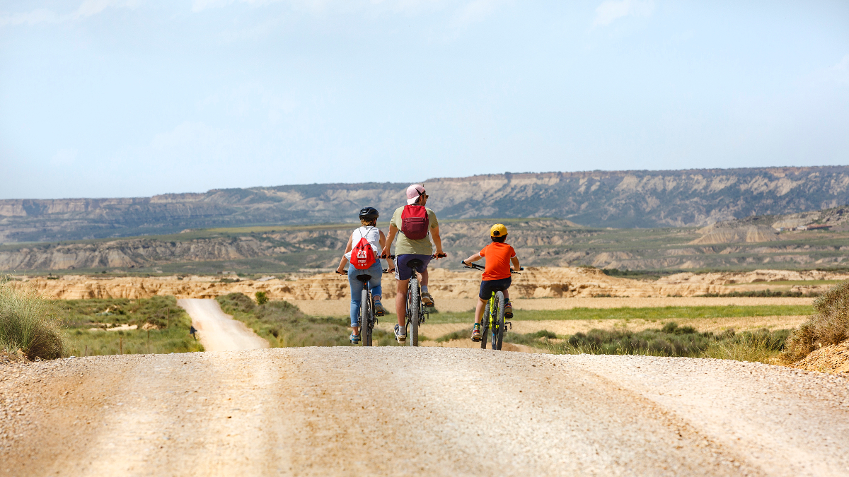 VisitNavarra's tweet photo. Explora los paisajes más espectaculares de Navarra 😍 sin preocuparte por nada. Déjate acompañar por guías expertos que conocen cada rincón y disfruta al máximo de la bicicleta. 

🚲 https://t.co/qPOktGhvlP 

#TurismoNavarra #VisitNavarra https://t.co/BsWJRTHuhd