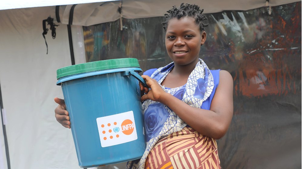 In the midst of post election violence  in Mozambique, Alinafe found refuge in Malawi. With support from #UNFPA, she received a dignity kit, meeting her essential needs. 

No #woman should face crisis without hope. 

Read more: unf.pa/3PSjCph