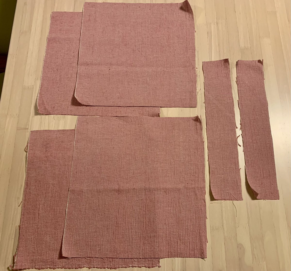 wooln_wooln's tweet photo. パンツ製作の合間に奥さんの要望で製作！

・ピンクのガラ紡のハギレ

お弁当箱が入るミニバッグ👜
色だけでなく生地の風合いもあ���て
とても可愛いです！

コバステッチがガタついたの悔しいです...
（コバステッチ、最近ソーイング・ビー見て覚えました🤣)

#ガラ紡　#洋裁　#裁縫　#ハンドメイド https://t.co/k6pSRa8XqJ