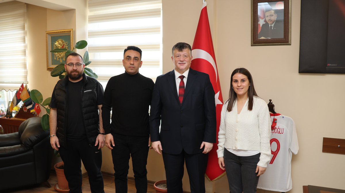 GSBAydin's tweet photo. Yeni atanan Bisiklet İl Temsilcisi Hakan Sarızeybek, Briç İl Temsilcisi Erhan Dinçer, Okçuluk İl Temsilcisi Münevver Uludağ,  İl Müdürümüzü makamında ziyaret etti.     

Nazik ziyaretleri için teşekkür eder görevlerinde başarılar dileriz. https://t.co/9JSTAf89dh