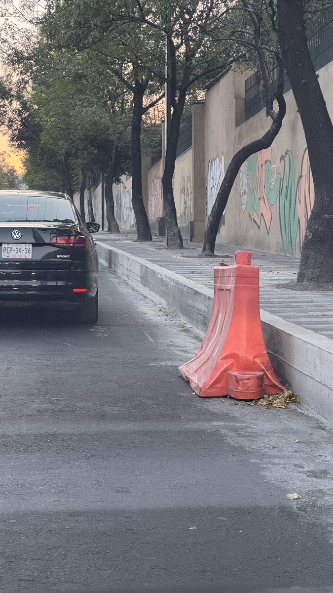 pitborobia's tweet photo. @VigimoviCDMX urge remover los muros plásticos y de concreto que se dejaron sobre CONSTITUYENTES desde periférico, hasta observatorio durante la construcción del cable bus https://t.co/mE8cfMSFHe