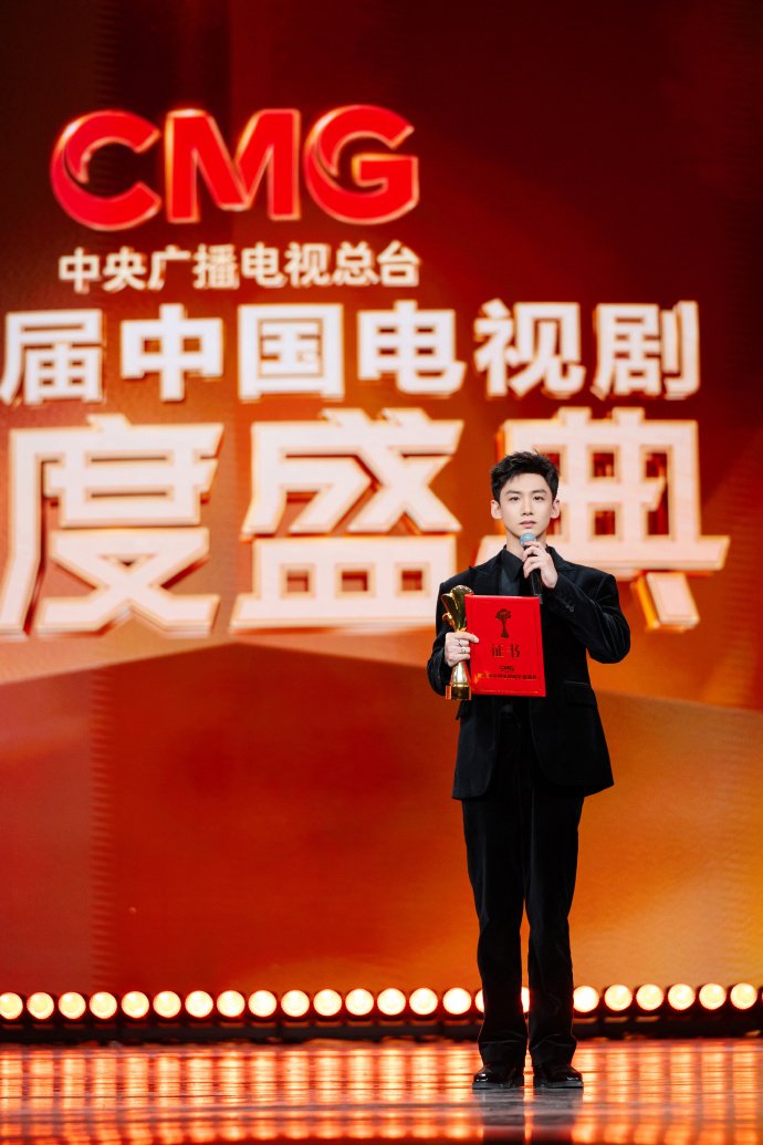 BAIJINGTINGPH's tweet image. [PIC] 250129 BAI JINGTING STUDIO WEIBO UPDATE: 1/2

"Congratulations to actor #BaiJingting for winning the honor of 'Breakthrough Actor of the Year' at the 3rd CMG China TV Drama Annual Awards 🎉

Thank you to Wang Xin's friends who support and love #AlwaysOnTheMove!

A new year,