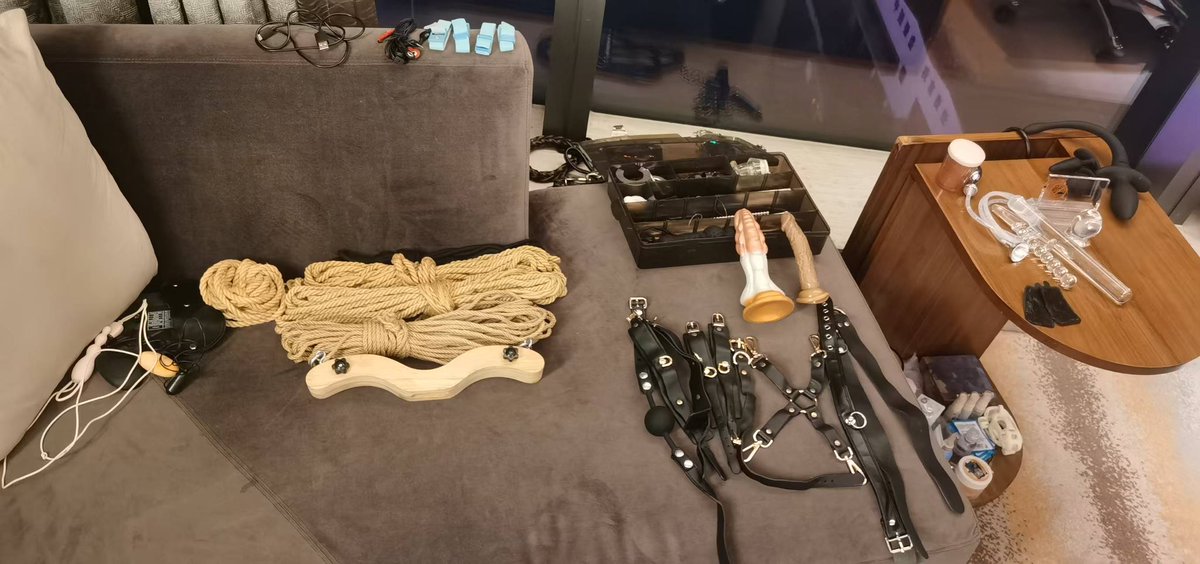 跨年夜，小狗营业。
宝贝们点赞还可以解锁奴下小狗。