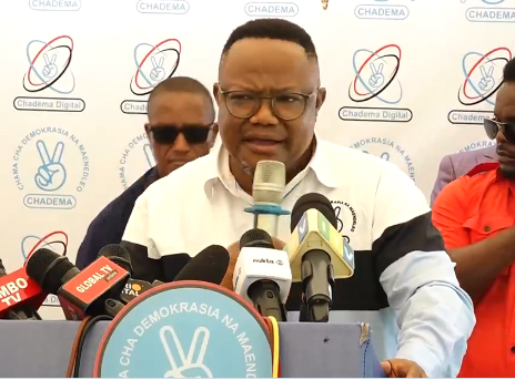 MariaSTsehai's tweet photo. Lissu huwa anaongea na sisi wananchi kama watu wazima na timamu 😁anatushawishi na anatujengea hoja. Hata ukimwuliza swali la kiboya anakwambia "swali zuri" 🤣
Siyo wale wenzetu wanatufokeafokea kama Mzee Wasira juzi! 🙄
Na hawa Gen Z ndo hawataki kabisa kufokewa mwaka huu wanalo! 🤣
#TutaelewanaTu