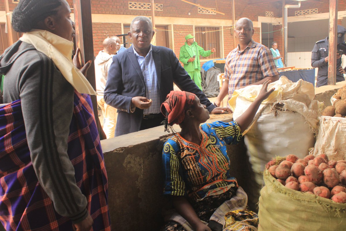 MusanzeDistrict's tweet image. Hon. Ndereremungu Joseph, umudepite muri @RwandaParliamnt ari kumwe n'Umuyobozi w'Akarere @NsengClaudien basuye abaturage b'Umurenge wa Busogo, koperative n’amatsinda y’ibimina, biteje imbere babikesha gahunda za Leta zinyuranye, zirimo #SACCO, #BDF na #VUP.
#DepiteMuBaturage