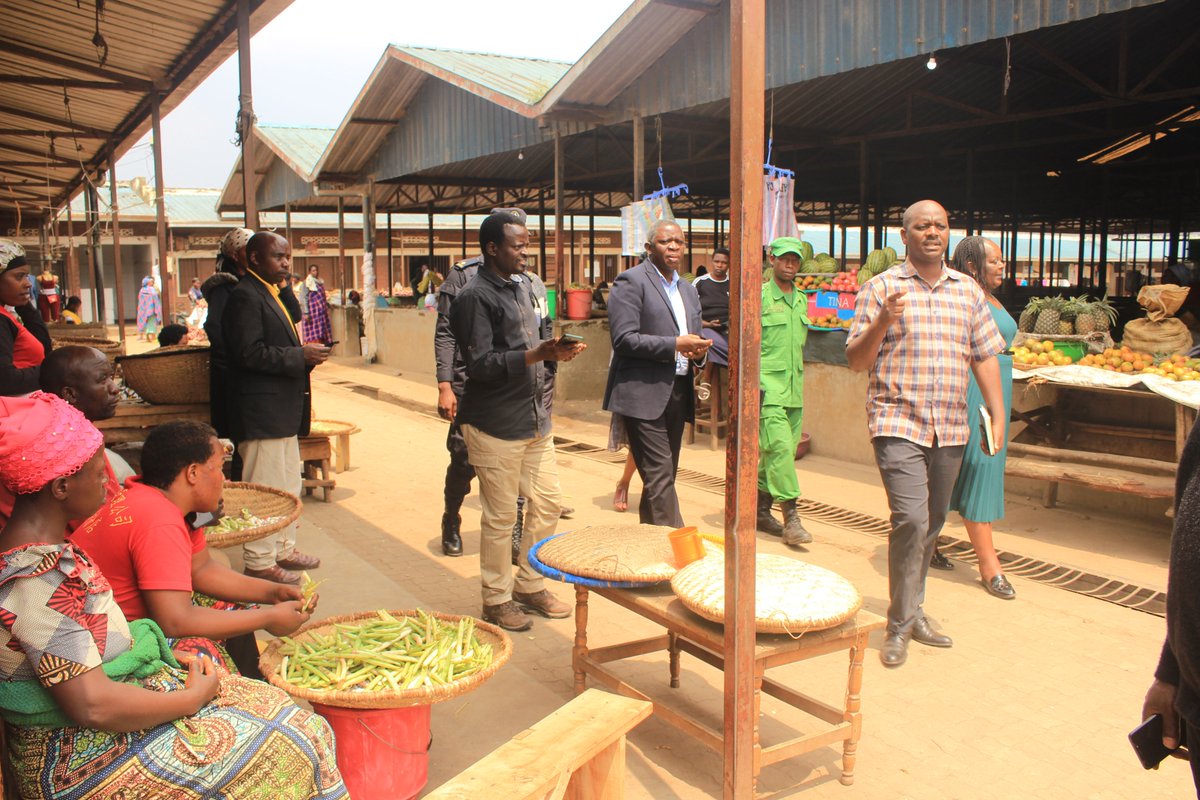 MusanzeDistrict's tweet image. Hon. Ndereremungu Joseph, umudepite muri @RwandaParliamnt ari kumwe n'Umuyobozi w'Akarere @NsengClaudien basuye abaturage b'Umurenge wa Busogo, koperative n’amatsinda y’ibimina, biteje imbere babikesha gahunda za Leta zinyuranye, zirimo #SACCO, #BDF na #VUP.
#DepiteMuBaturage