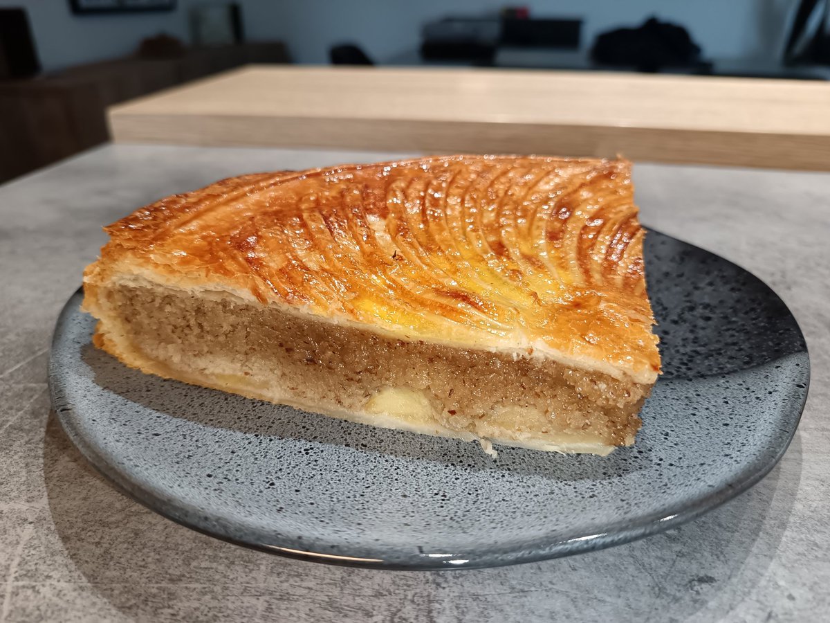 PayelMD2's tweet photo. Galette des rois 
Pommes/rhum/vanille https://t.co/veoUyMFeHI